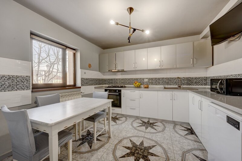 Berceni, Fluturilor, casa 5 camere, 155 mp total, lot 320 mp.